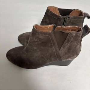 Brown Suede Ankle Boots with Zipper and Wedge Heel